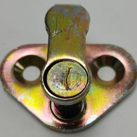 زبانه قفل درب روي ستون